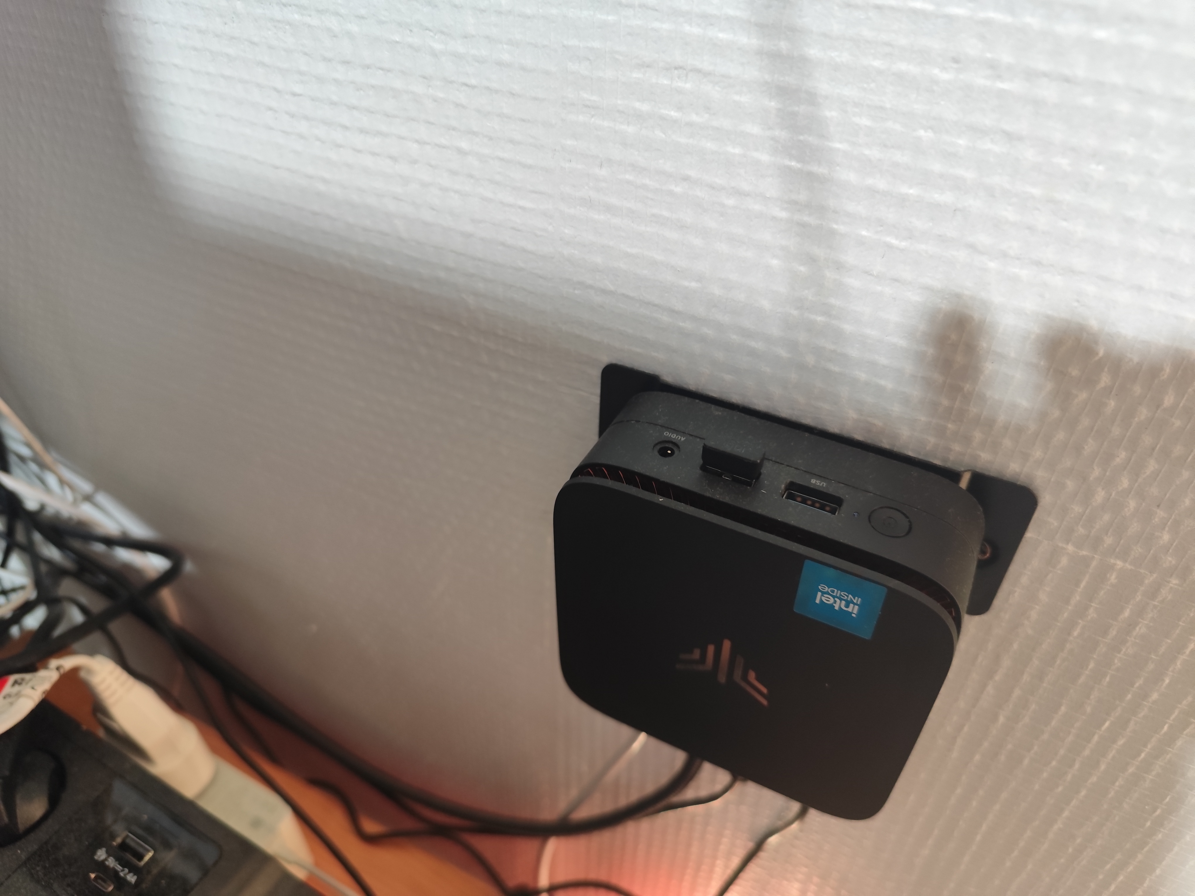 Mini ordinateur accroché au mur