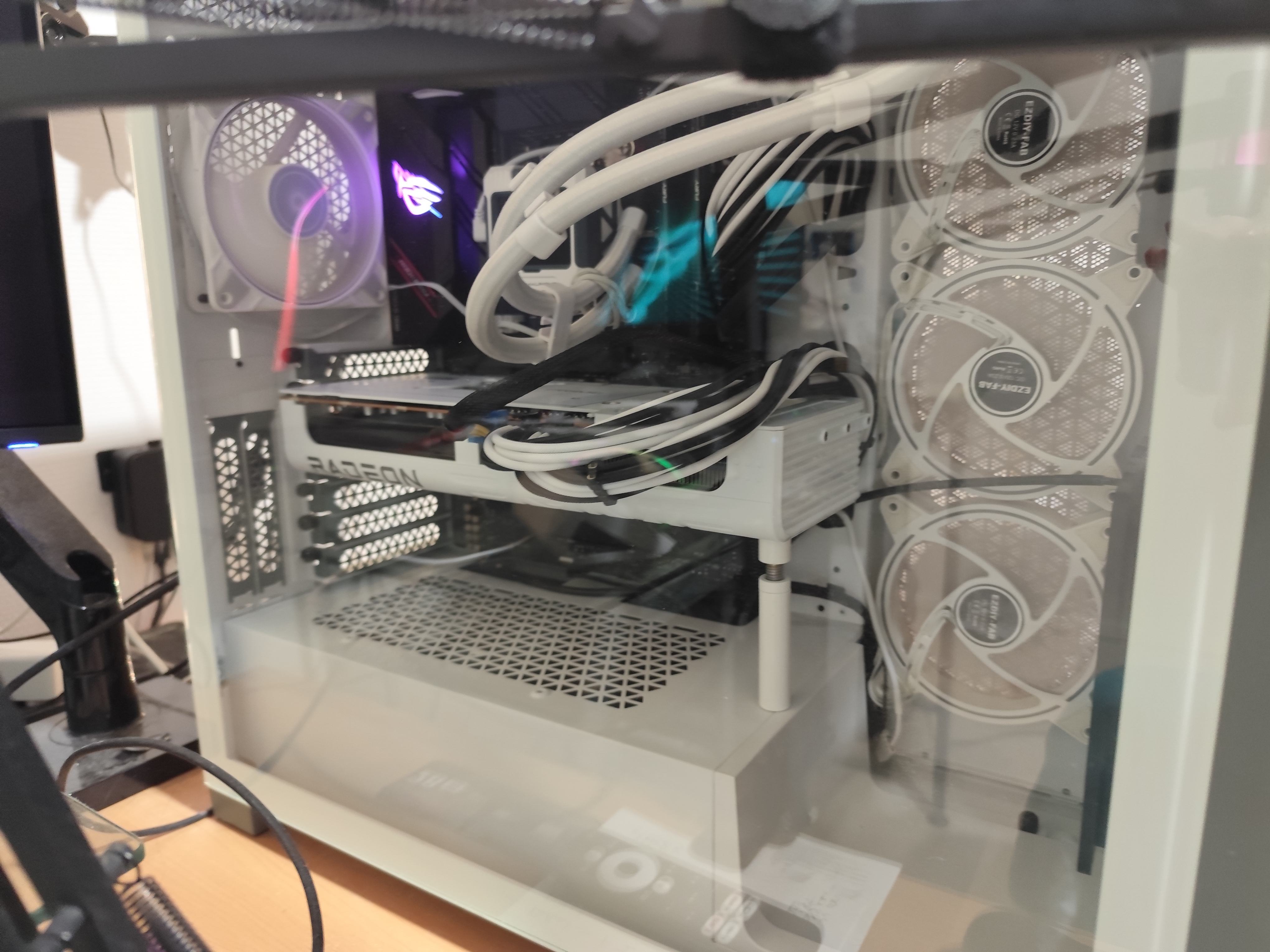 Ordinateur blanc avec des lumières RGB